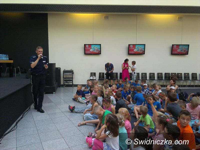 Świdnica: "Bezpieczny powrót do szkoły" – spotkania policjntów z najmłodszymi