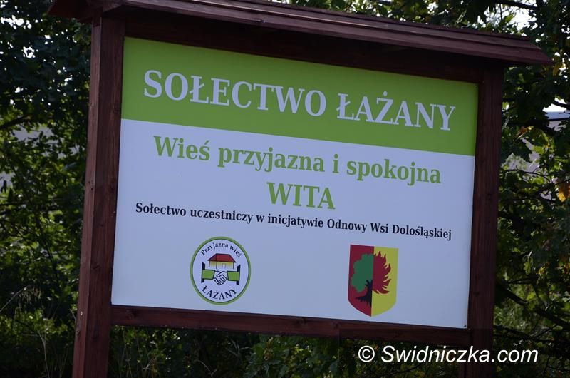 Łażany: Tablica informacyjna i witacze w Łażanach