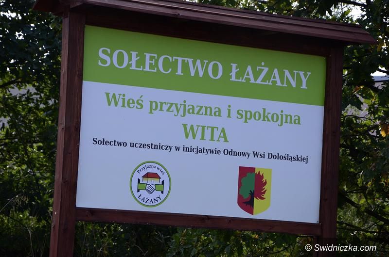 Łażany: Tablica informacyjna i witacze w Łażanach