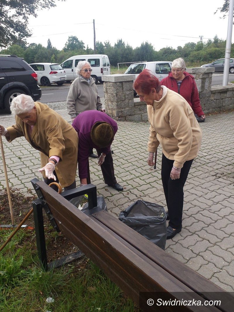 Strzegom: Seniorzy posprzątali okolicę