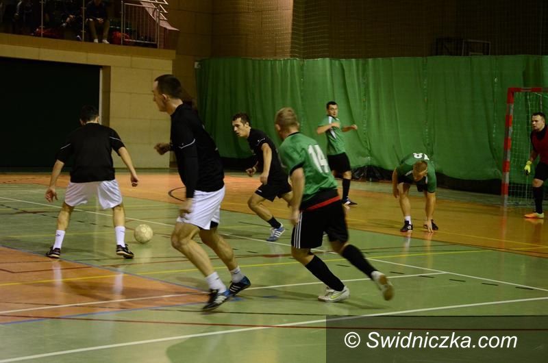 Żarów: Zagraj w halówce