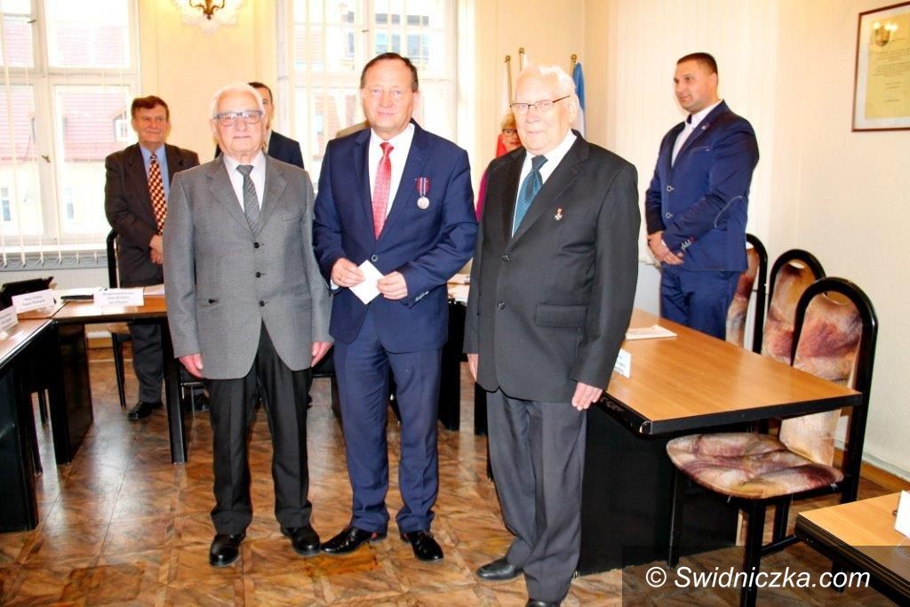 Świebodzice: Medal Pro Patria dla Bogdana Kożuchowicza