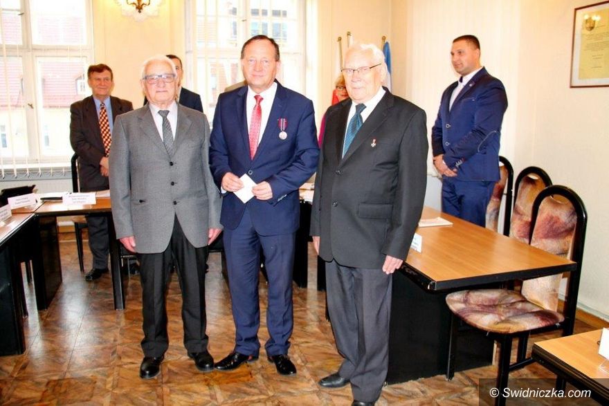 Świebodzice: Medal Pro Patria dla Bogdana Kożuchowicza