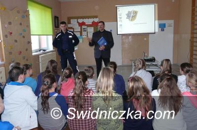 Gniewków: Policjant odwiedził uczniów