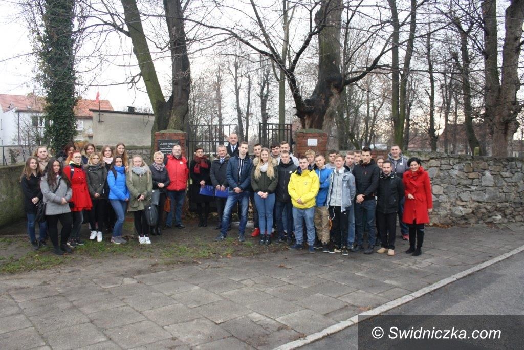 Strzegom: Pamiątkowa tablica w Miejscu Pamięci