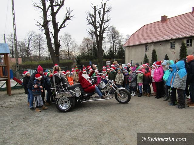 Mrowiny: Święty Mikołaj przybył na … motorze