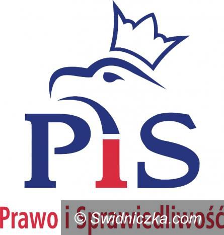Kraj: PiS wciąż wyraźnie góruje w sondażach