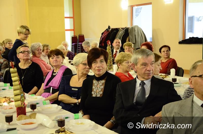 Żarów: Seniorzy połamali się opłatkiem