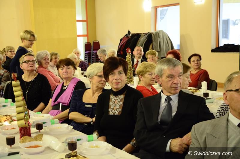 Żarów: Seniorzy połamali się opłatkiem