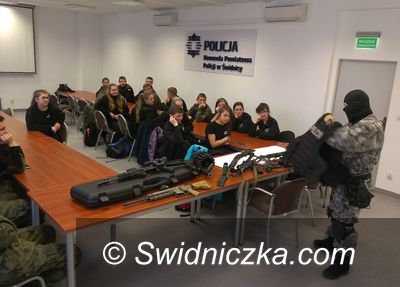 Świdnica: Licealiści z klasy mundurowej odwiedzili świdnicką komendę