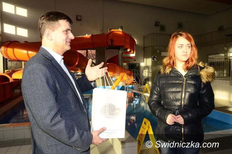 Żarów: 20–tysięczny klient żarowskiego basenu nagrodzony