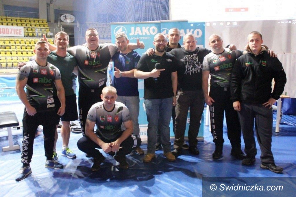 Świebodzice: Sylwestrowe Zawody w Wyciskaniu Sztangi Leżąc
