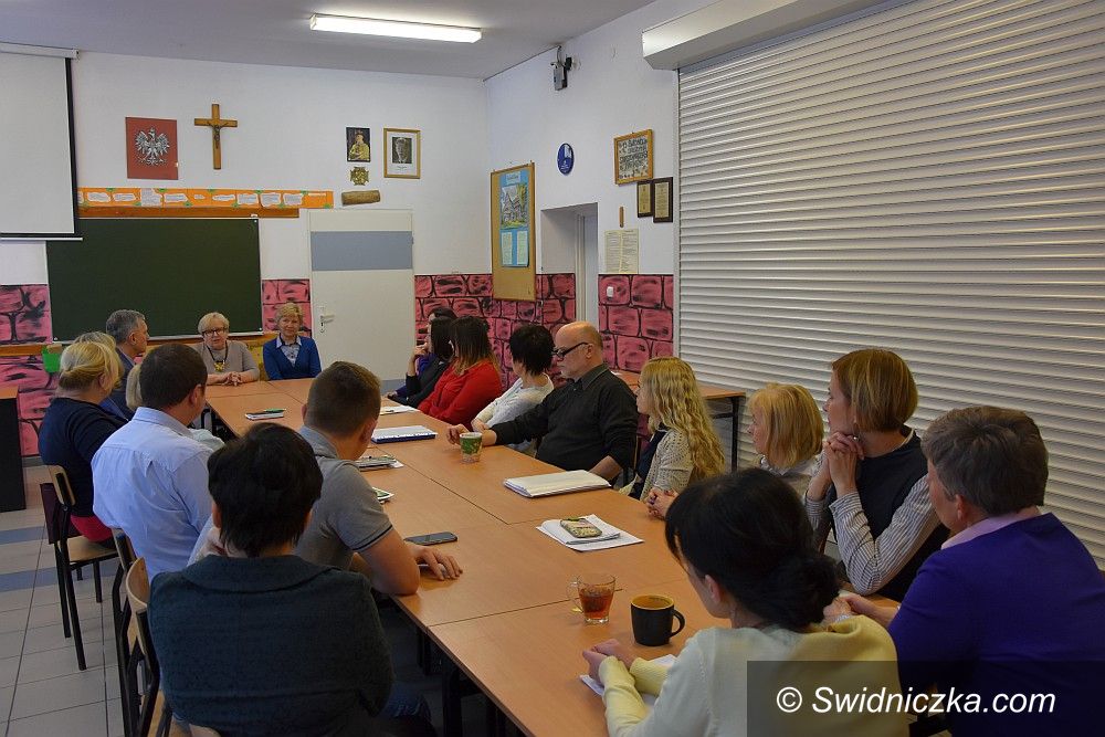 powiat świdnicki: W gminie Świdnica trwają prace zespołu do sieci szkół