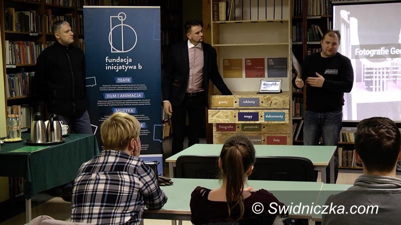 Żarów: "Regał Pamięci" w żarowskiej bibliotece
