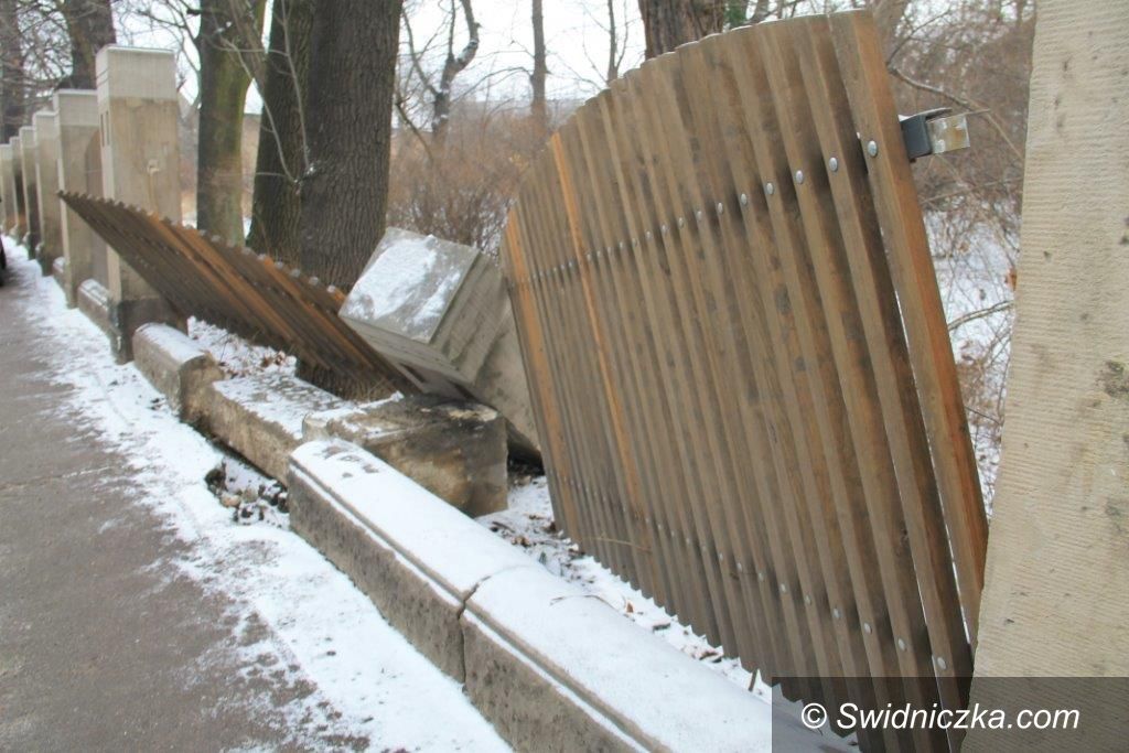 Świebodzice: Ogrodzenie znów zniszczone