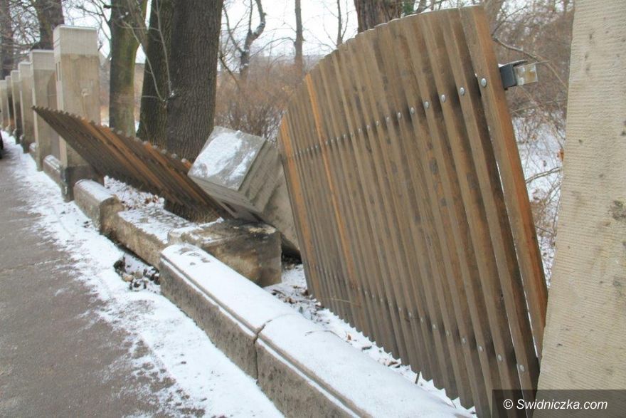 Świebodzice: Ogrodzenie znów zniszczone
