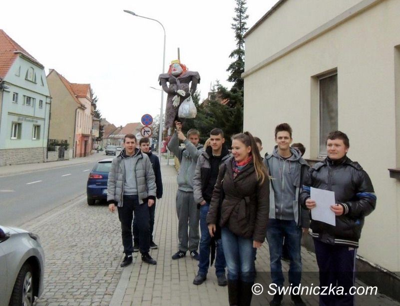 Strzegom: "VI Marszem Patrolowym" uczniowie Zespołu Szkół w Strzegomiu powitali Wiosnę 2017