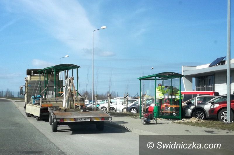 Żarów: Nowe wiaty przystankowe zamontowane