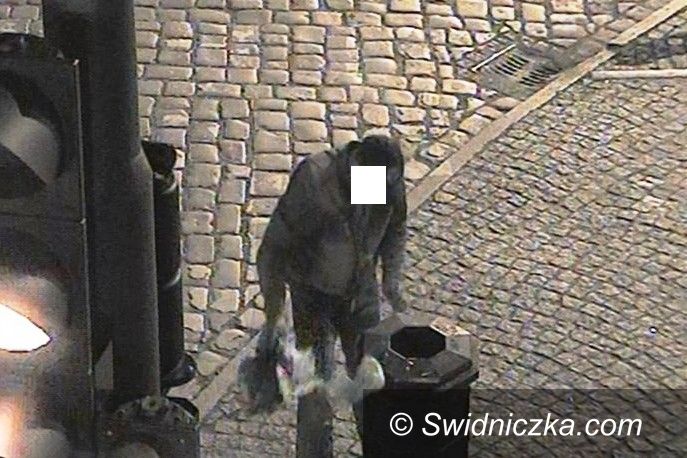 Świdnica: Wyrzucał śmieci z kubła, bo szukał jedzenia