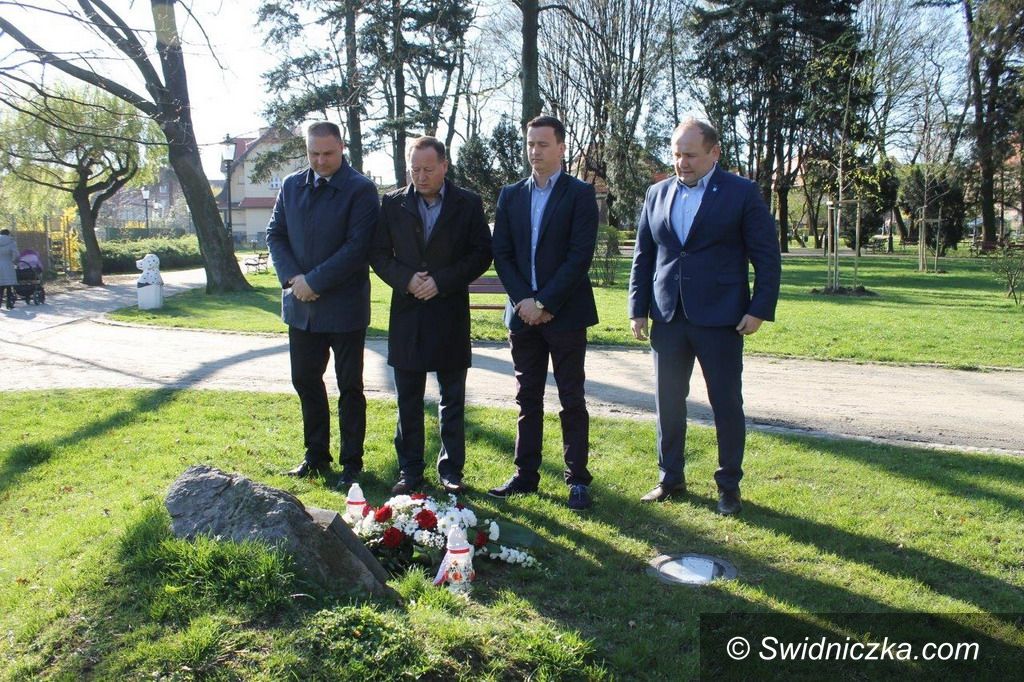 Świebodzice: Oddali hołd ofiarom katastrofy smoleńskiej