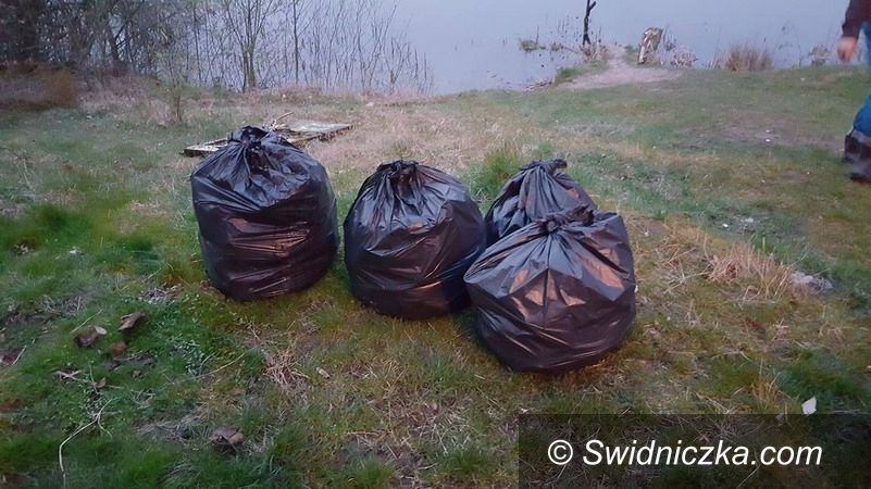 Gmina Żarów: Wędkarze dbają o pobliskie stawy