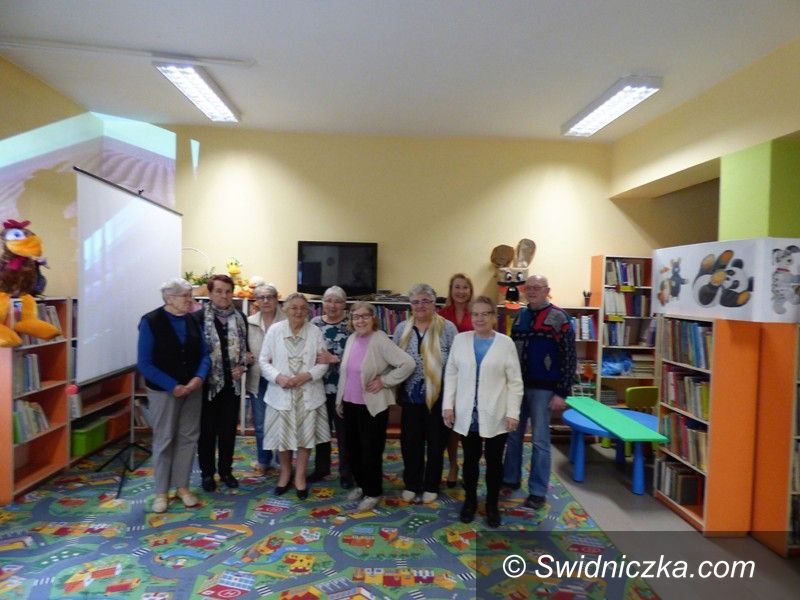 Strzegom: Seniorzy w bibliotece