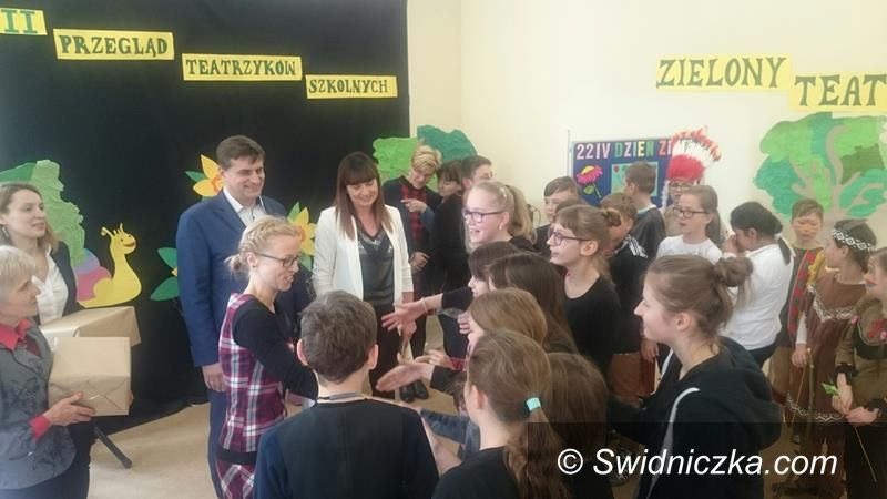 Mrowiny: Młodzi aktorzy na scenie