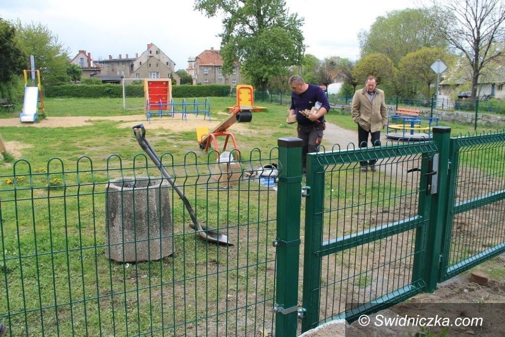 Świebodzice: Plac zabaw ogrodzony