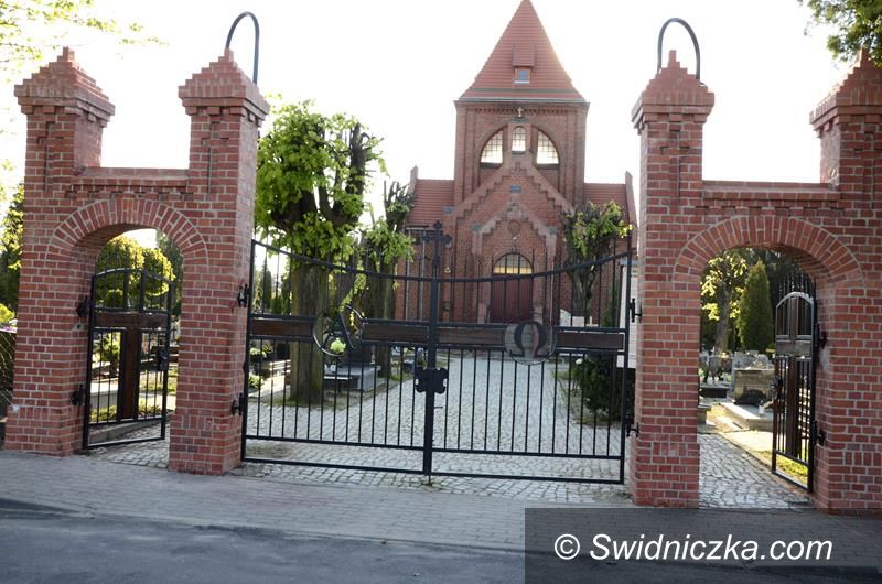 Żarów: Główna brama po remoncie