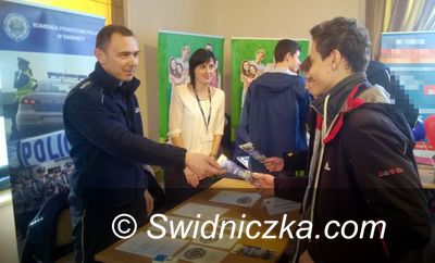 Strzegom: Policjanci na targach pracy