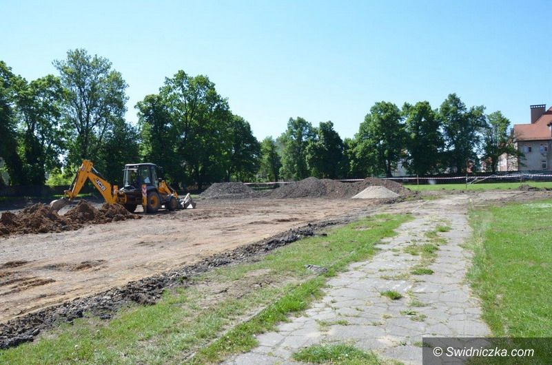 Świdnica: Ruszyła budowa boiska wielofunkcyjnego przy ZSB–E