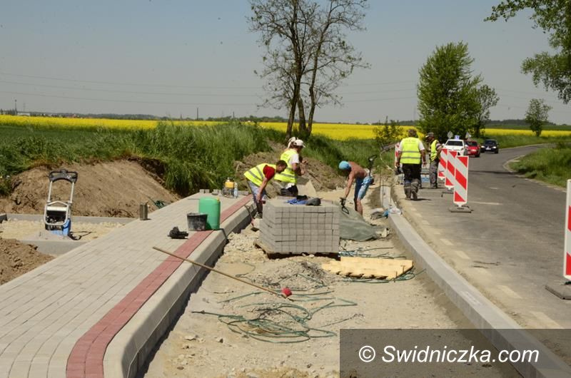 Wierzbna: Kolejny chodnik oddany do użytku mieszkańców