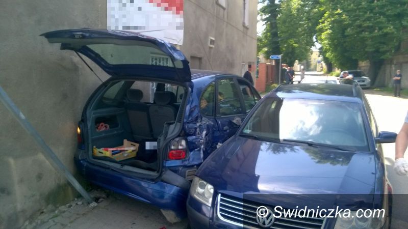Świdnica: Samochodem pełnym narkotyków uciekał przed policjantami, jazdę zakończył na ścianie budynku
