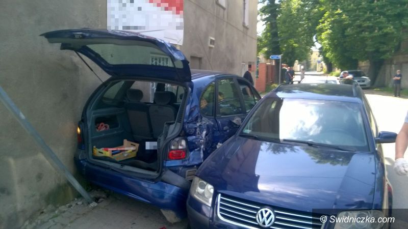 Świdnica: Samochodem pełnym narkotyków uciekał przed policjantami, jazdę zakończył na ścianie budynku