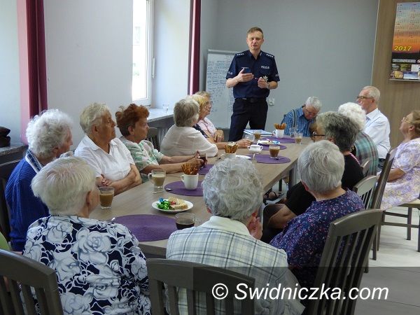 Strzegom: Policjant rozmawiał z seniorami o oszustwach