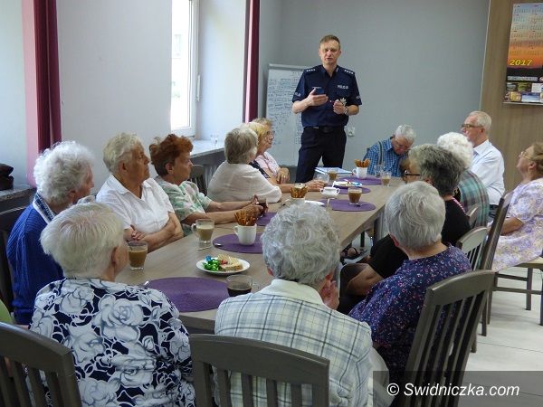 Strzegom: Policjant rozmawiał z seniorami o oszustwach