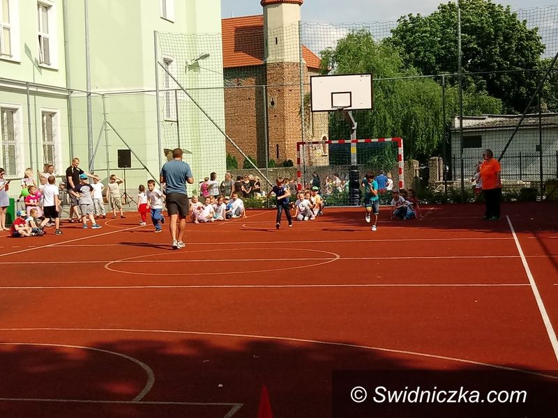 Strzegom: IV Festyn Sportowy na boisku przy PSP Nr 4 w Strzegomiu