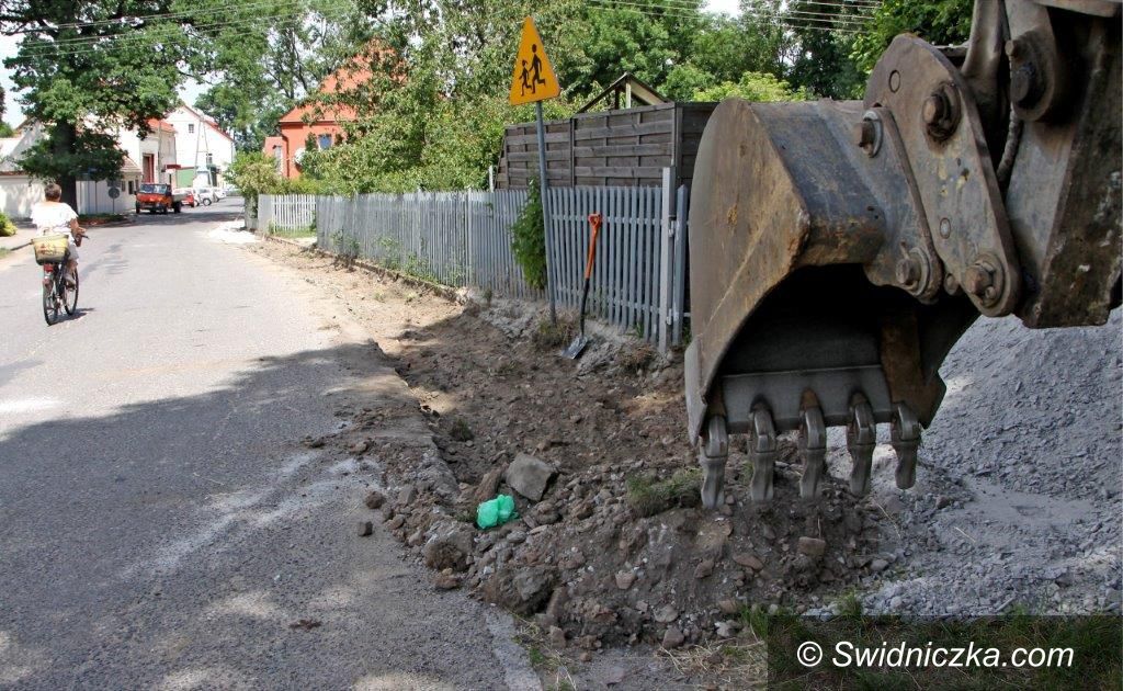 Roztoka: Kolejny chodnik w budowie