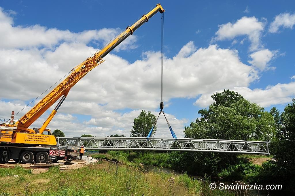 Świdnica: Nowe przejście przez rzekę na Kraszowicach