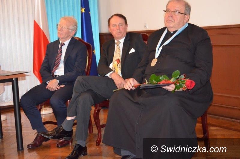 Strzegom: Ksiądz Marek Żmuda Honorowym Obywatelem Strzegomia