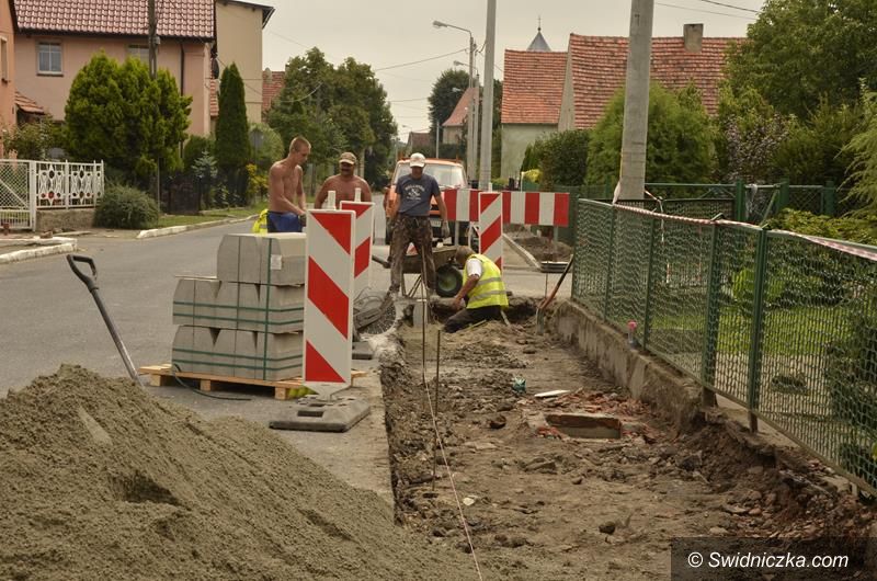 Gmina Żarów: Trwa budowa kolejnych chodników