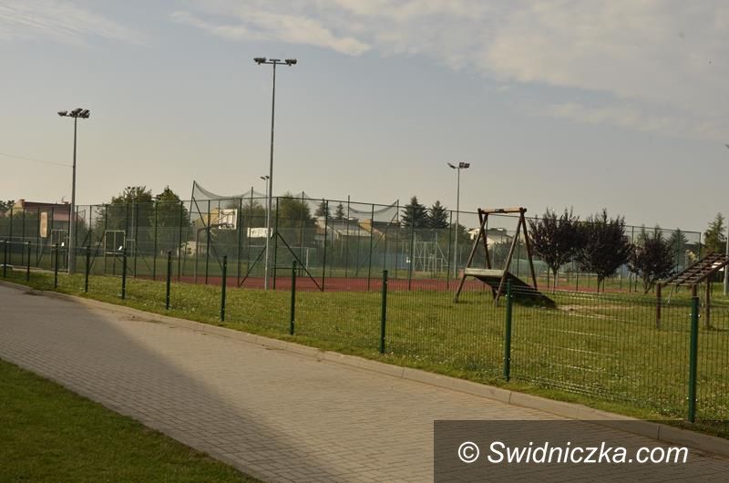 Żarów: Plac zabaw ogrodzony