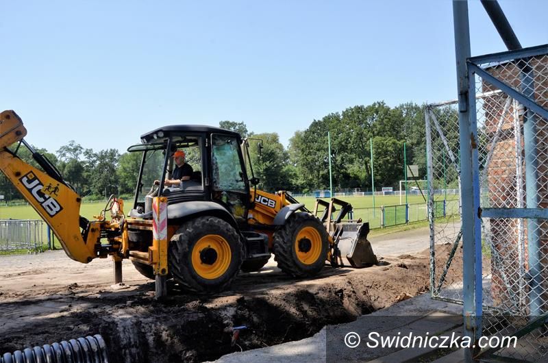 Żarów: Trwają prace konserwacyjne na stadionie sportowym