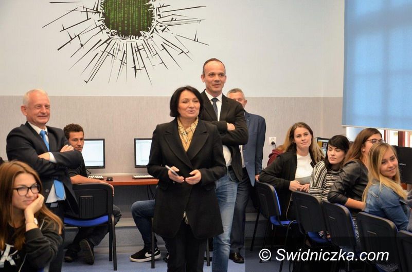 Strzegom: Nowoczesne pracownie strzegomskiego LO przetestowane
