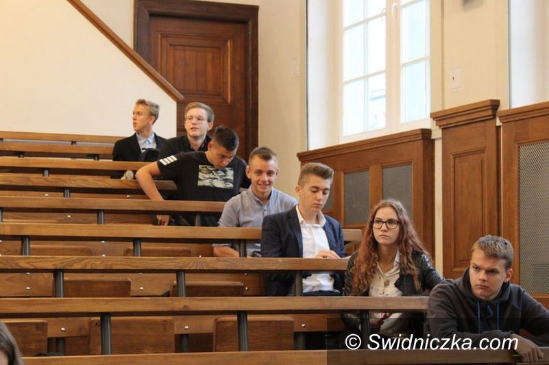 Świebodzice: Uczniowie świebodzickiego LO w drugim etapie Dolnośląskiego Drużynowego Konkursu z Chemii