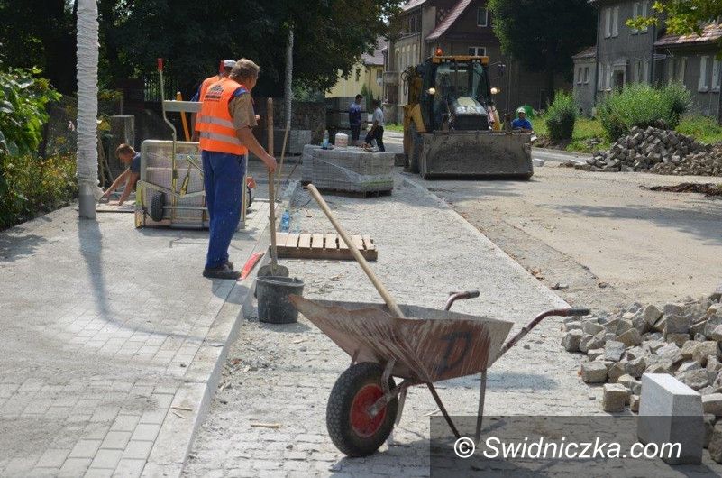 Strzegom: Opóźnienia na ul. Św. Jadwigi w Strzegomiu