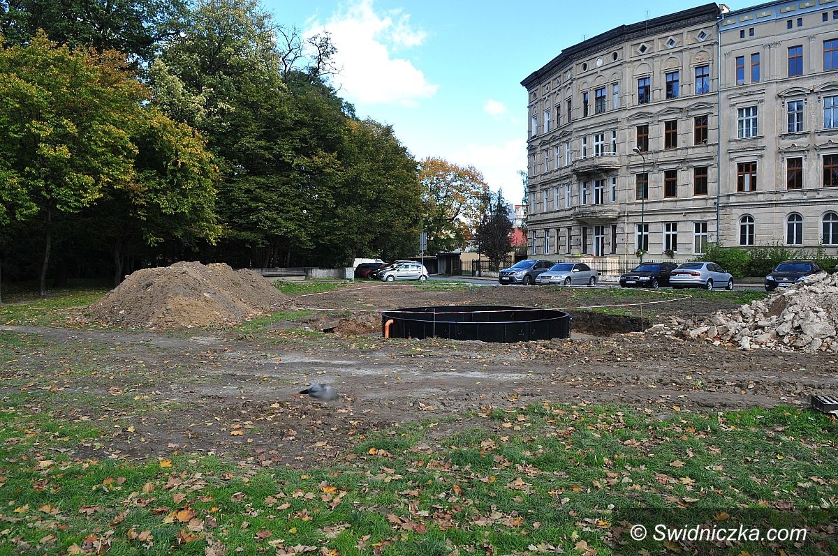 Świdnica: Trwają prace na skwerze przy ul. Wałowej w Świdnicy