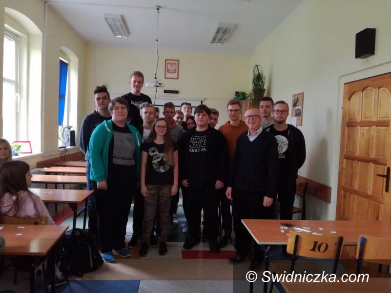 Świebodzice: Spotkanie z panem Robertem Pritchardem w Liceum Ogólnokształcącym w Świebodzicach