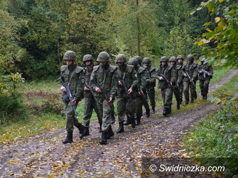 Strzegom: Klasa mundurowa LO na zajęciach poligonowych
