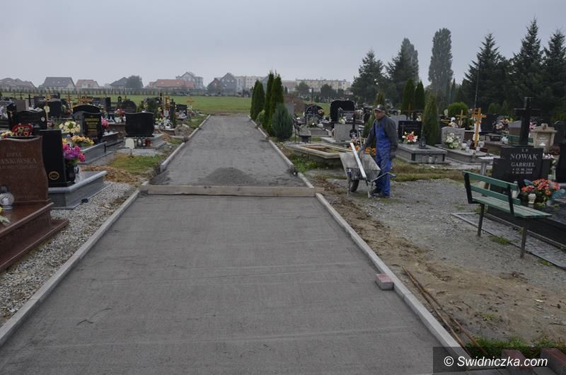 Żarów: Kolejne alejki na żarowskim cmentarzu